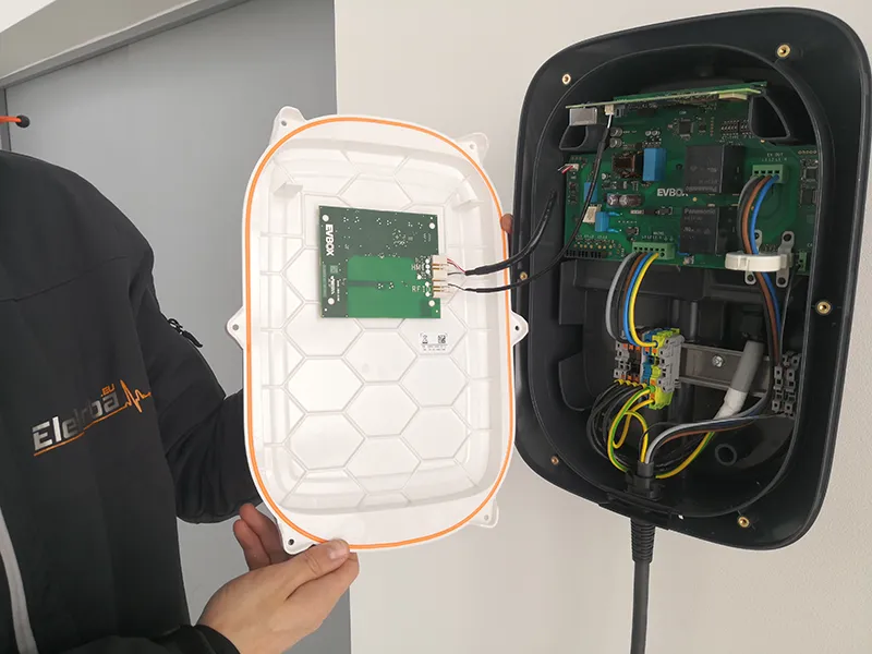 Elektromobīļa uzlādes stacija