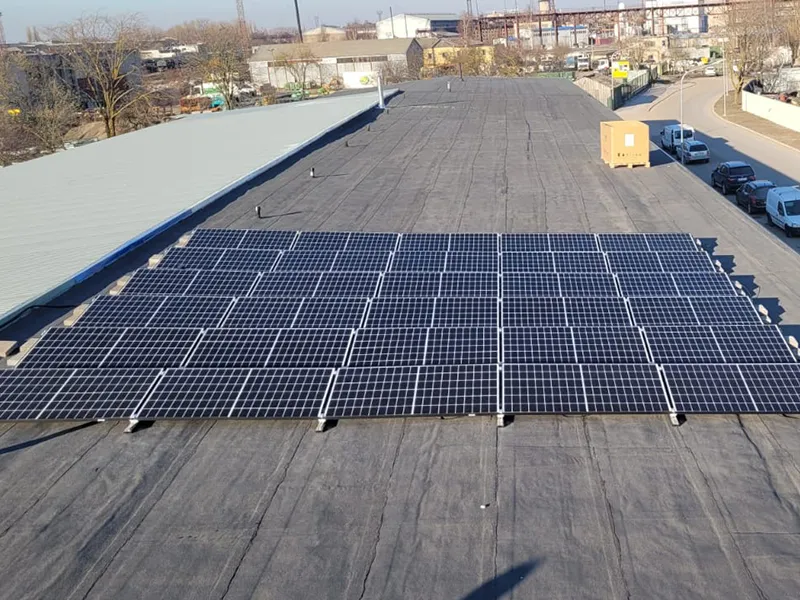 Saules paneļu montāža